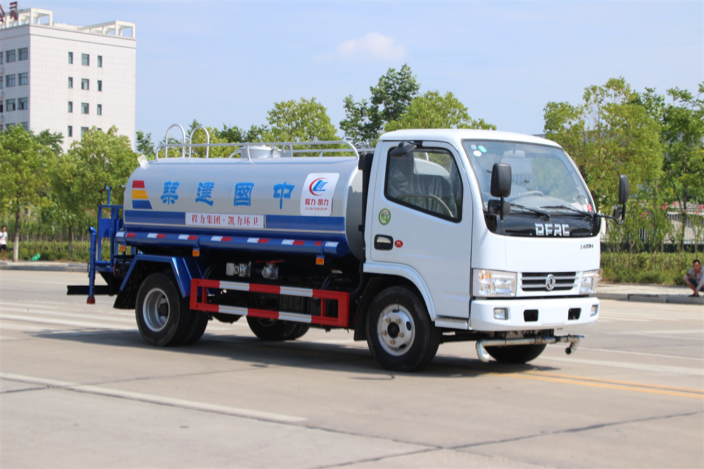 5方灑水車 國三東風(fēng)多利卡出口不上戶型灑水車廠家報(bào)價(jià)